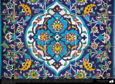 Architecture islamique - Une vue de carrelage mosaïque utilisé pour decorer les murs, les plafonds, les dômes et les minarets