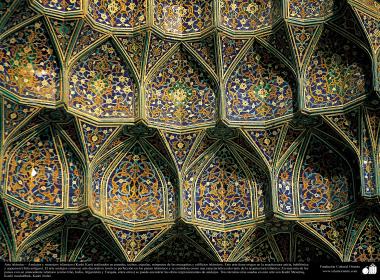 اسلامی فن تعمیر - شہر قم میں حرم حضرت معصومہ(س) میں چھت کے نیچے کاشی کاری اور فن مقرنس، ایران - ۹۸