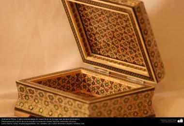 اسلامی ہنر - فن خاتم کاری سے ہاتھ سے سجایا ہوا باکس (ایک قسم کا مرصع جڑنا) ، ایران - ۸۵