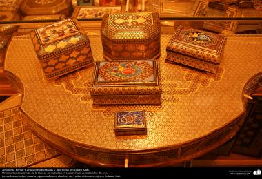 Artesanato Persa - Mesa e vários modelos e formas de caixas ornamentadas em Khatam Kari, 