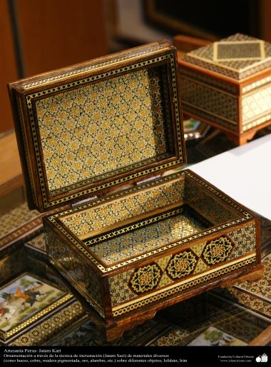 اسلامی ہنر - فن خاتم کاری سے ہاتھ سے سجایا ہوا باکس (ایک قسم کا مرصع جڑنا) ، ایران - ۷۶ 