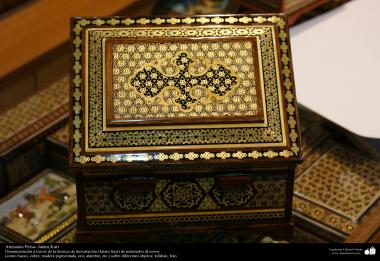 اسلامی ہنر - فن خاتم کاری سے ہاتھ سے سجایا ہوا باکس (ایک قسم کا مرصع جڑنا) ، ایران - ۸۱ 