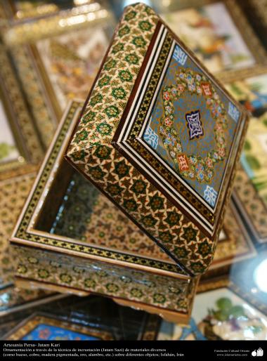 اسلامی ہنر - فن خاتم کاری سے ہاتھ سے سجایا ہوا باکس (ایک قسم کا مرصع جڑنا) ، ایران - ۷۲ 