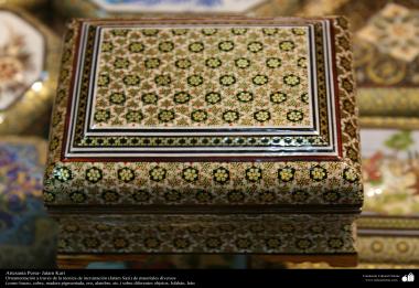 اسلامی ہنر - خاتم کاری کے فن سے ہاتھ سے سجایا ہوا باکس (ایک قسم کا مرصع جڑنا) - ۷۰
