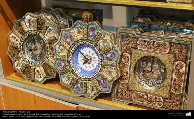 Artesanato Persa - Diferentes modelos de relógios ornamentados - Khatam Kari (marchetaria e Ornamentação de objetos) Isfahan, Irã