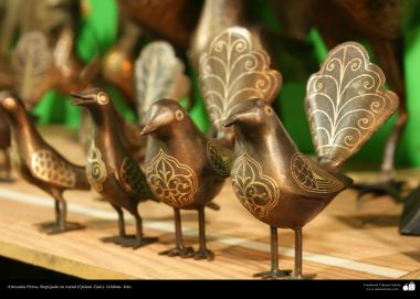 اسلامی ہنر - دھات پر حکاکی اور فنکاری کے ذریعے بنایا ہوا پرندہ اس پر ابھرے نقوش (فن قلم زنی) - ۴۴