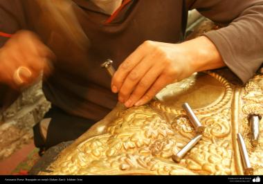 Artesanato Persa - Artesão trabalhando com metal em relevo (Qalam Zani)