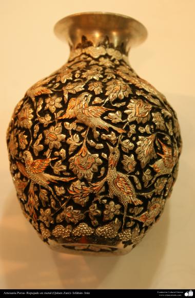 اسلامی ہنر - دھات پر حکاکی کے ذریعہ گلدان پر پھول اور پرندہ کی ڈیزاین (قلم زنی فن) - ۲۴