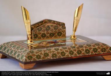 اسلامی ہنر - خاتم کاری کے فن سے ہاتھ سے سجائی ہوئی قلم دان - ۱۳