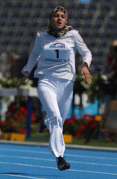 イスラム教の女性 - 陸上競技の訓練中のアラブ人女性