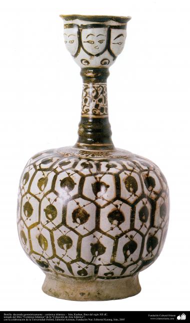 الفن الاسلامی - صناعة الفخار و السيراميك الاسلامیة - زجاجة الهندسية المزينة - إيران، كاشان - أواخر القرن الثاني عشر الميلادي.