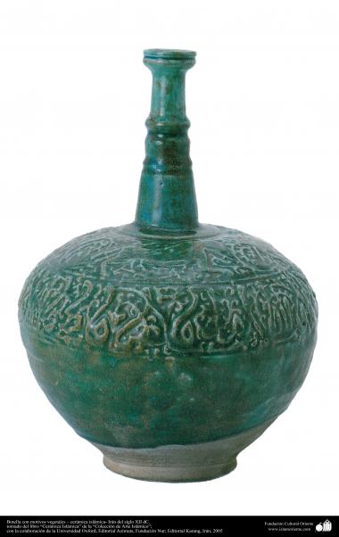 الفن الاسلامی - صناعة الفخار و السيراميك الاسلامیة - زجاجة بأشكال النباتية - إيران - القرن الثاني عشر