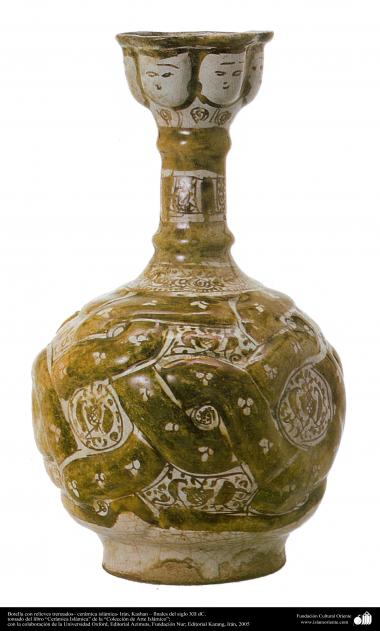 Cerâmica islâmica - frasco com relevos trançados, feitos em Kashan, Irã, no século XII d.C