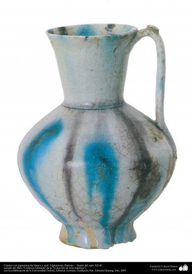 Cántaro con pigmentación blanca y azul; Afghanistan, Bamian –  finales del siglo XII dC.