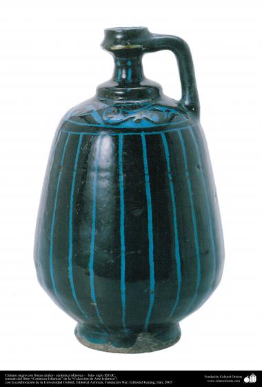 الفن الاسلامی - صناعة الفخار و السيراميك الاسلامیة - ابریق الأسود مع رسم الزرقاء  - إيران - القرن الثاني عشر.