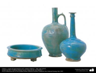 Cántaro y vasijas de pigmentación azul- cerámica islámica –  Irán- siglo XII dC.