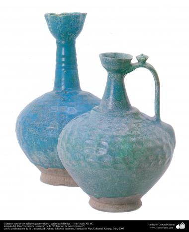 الفن الاسلامی - صناعة الفخار و السيراميك الاسلامیة - جرة الأزرق مع نقوش البارزالهندسية - ایران - القرن الثانی عشر