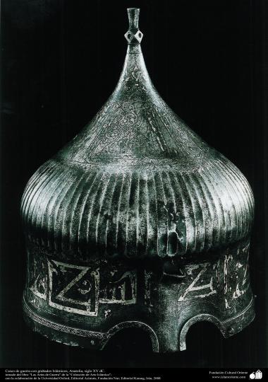 ادوات القديمة للحرب والزخرفية - خوذة الحرب برسوم الإسلامية الأناضول – قرن الخامس عشر