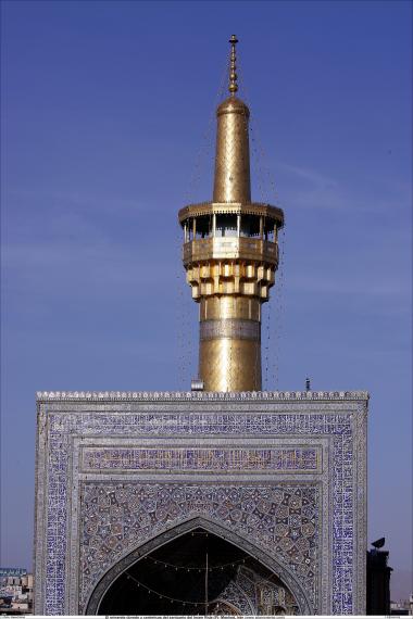اسلامی معماری - امام رضا (ع) کے روضے کا دروازہ اور مینارہ شہر مشہد میں , ایران -  ۲
