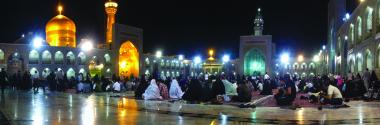 イスラム建築（マシュハド市におけるイマーム・レザ聖廟のドーム- 巡礼者のお祈り） 