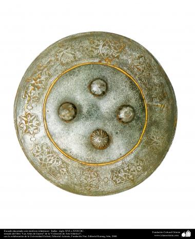 戦争や装飾用の古い道具、イスラムのパターンで飾られた盾（インド－ 16，17世紀）