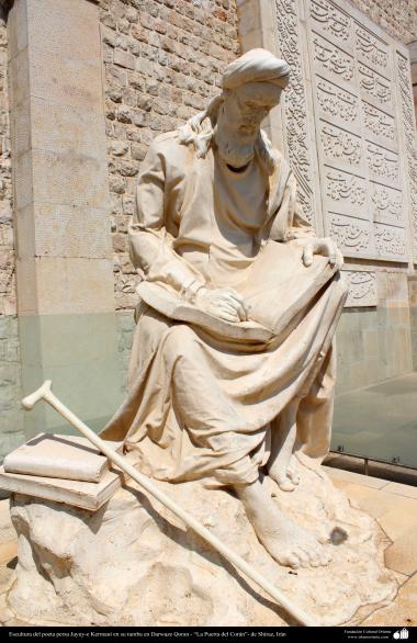 Escultura del poeta persa Jayuy-e Kermaní en su tumba en Darwaze Qoran - “La Puerta del Corán”- de Shiraz - 4