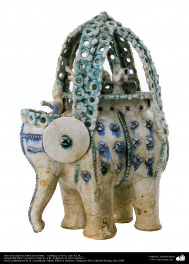 الفن الاسلامی - صناعة الفخار و السيراميك الاسلامیة - مصابيح الزيت على شكل الفيلة - سورية - الثاني عشر الميلادي