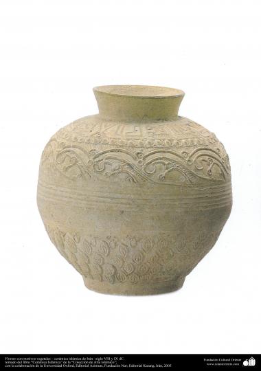 Florero con motivos vegetales – cerámica islámica de Irán –siglo VIII y IX dC.