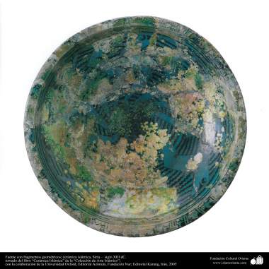 Fuente con fragmentos geométricos; cerámica islámica, Siria –  siglo XIII dC. (62)