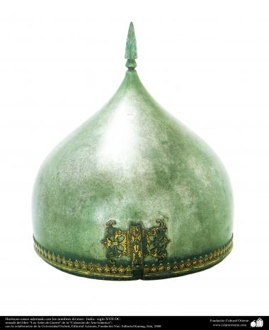 Hermoso casco adornado con los nombres divinos– India– siglo XVII DC.
