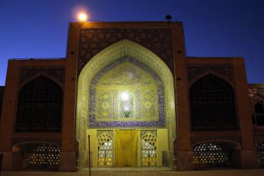 Arquitetura islâmica - Entrada de uma mesquita vista de noite, com  sua iluminação nos mostrando o trabalho de decoração com azulejos e mosaicos islâmicos.