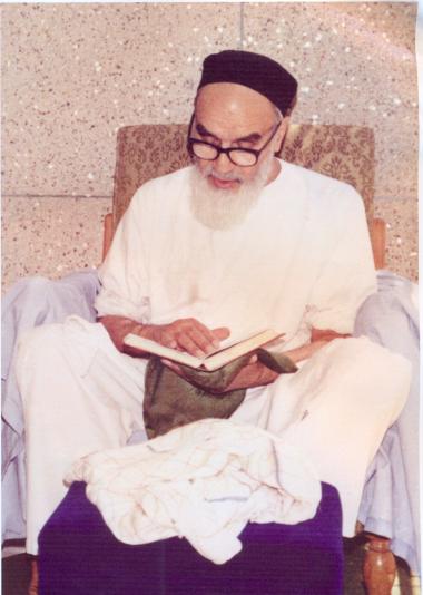 Imam Khomeini lendo o Sagrado Alcorão