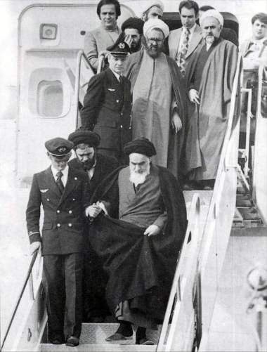 Triunfante Imam Khomeini retorna p casa depois de anos exilado na Fraça 