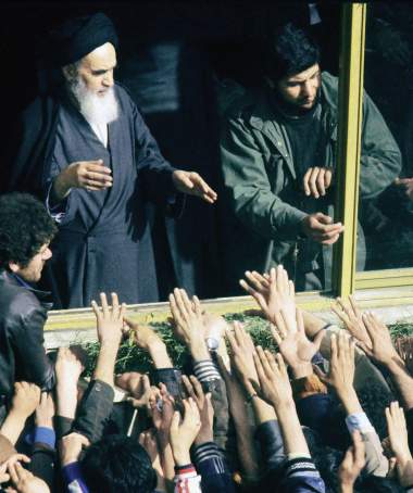 Imam Khomeini, ovacionado pela multidão 
