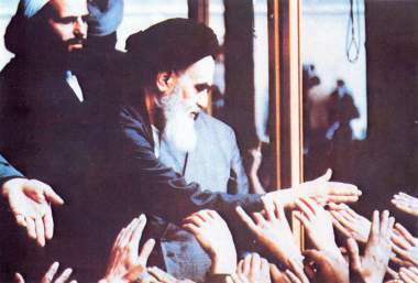 Imam Khomeini ovacionado pela multidão