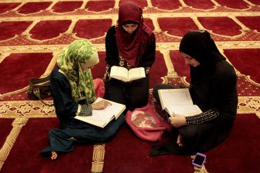 زن مسلمان - زنان مسلمان عرب در حال قرائت قرآن