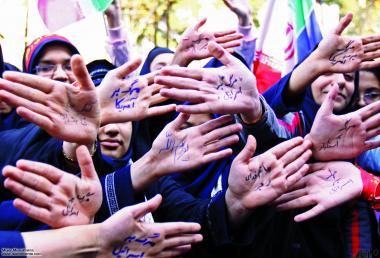 مسلمان خواتین اور معاشرہ - ایرانی خواتین حجاب کے ساتھ احتجاج میں شریک اور آمریکہ کے خلاف نعرہ لگاتے