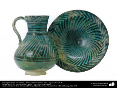 Jarra y plato hondo con espirales y líneas; cerámica islámica, Siria –  siglos XII o XIII dC. (93)
