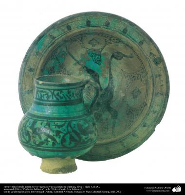 Jarra y plato hondo con motivos vegetales y ave; cerámica islámica, Siria –  siglo XIII dC. (76)