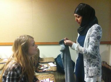 Jovem muçulmana ensinando como se usa o hijab 