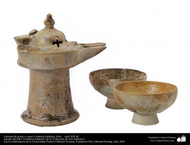 Lámpara de aceite y copas; Cerámica Islámica, Siria –  siglo XIII dC. (38)