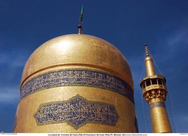 A cúpula e minarete do mausoléu do Imam Rida (AS) - Cidade Santa de Mashad, Irã