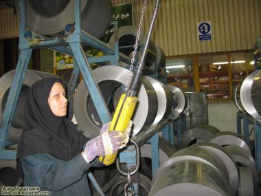 Iranische, muslimische Frauen sind in der industriellen Entwicklung der Nation mit dabei - Die muslimische Frau und die Arbeit - Foto