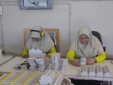 مسلمان خواتین اور معاشرہ - حجاب کے ساتھ فیکٹری کے کاموں میں شریک، ایران 