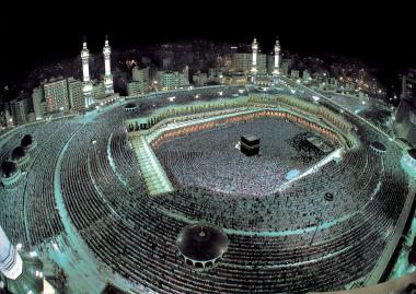 Impressionante vista da mesquita al-Haram em Meca no momento da oração