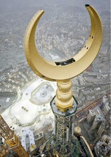 Meca; el alto minarete bajo la construcción