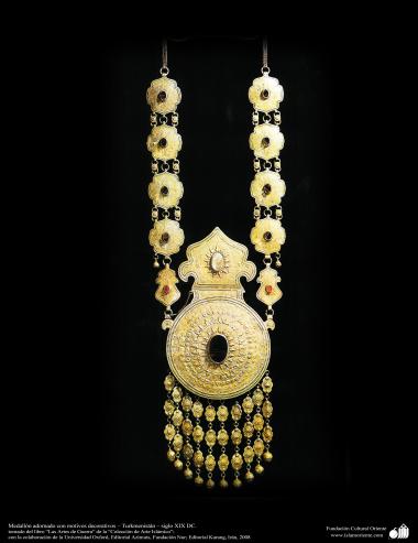 Gli antichi attrezzi bellici e decorativi-Il medaglione-Turkmenistan-XIX secolo d.C  