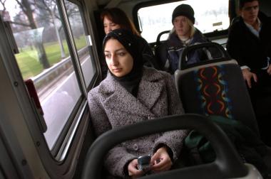 زنان مسلمان - زن عرب مهاجر در اروپا با حفظ حجاب اسلامی