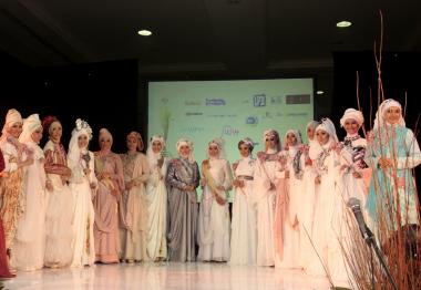 Mulheres muçulmanas da Indonésia em um desfile de moda (Miss World Muslimah 2013) 