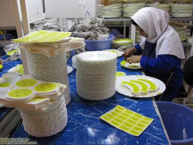 Femme musulmane et le travail - Une femme musulmane dans un atelier de fabrication de céramique